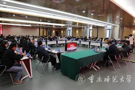 会议室里的人们描述已自动生成