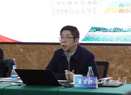 人坐在桌子前描述已自动生成